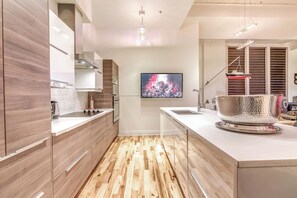 Kjøleskap, mikrobølgeovn, ovn og kokeplater