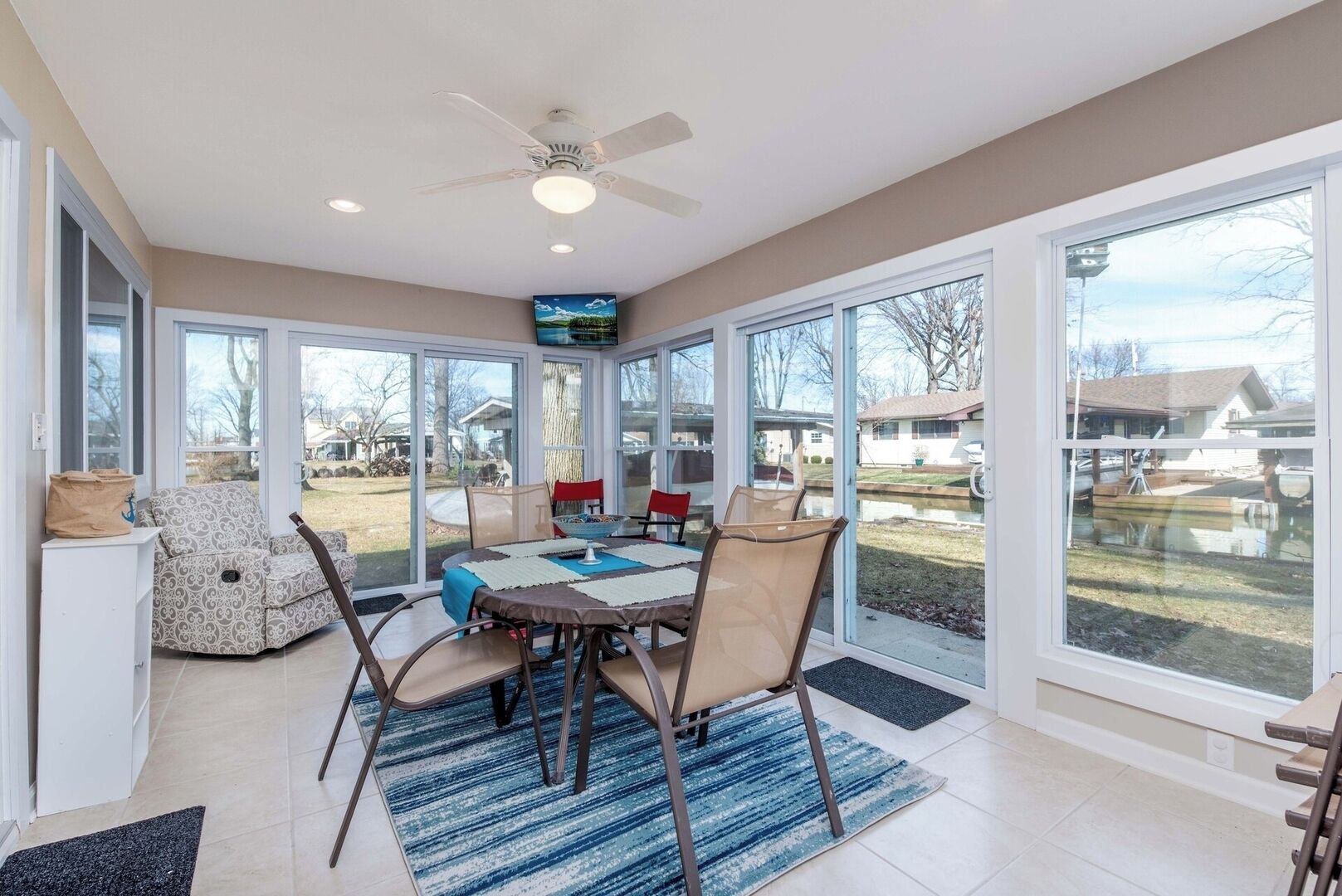 Bright and Spacious 4 season room overlooking the yard/canal. HDTV w ROKU.