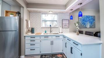 Coffee/tea maker, fridge, microwave, oven