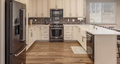 3-bedroom townhome in perfect Palmer with WiFi