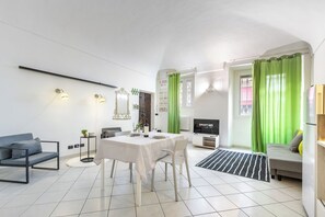 Smart TV - La Gemma di Alba - One Bedroom Apartment, Sleeps 2 (Alba)