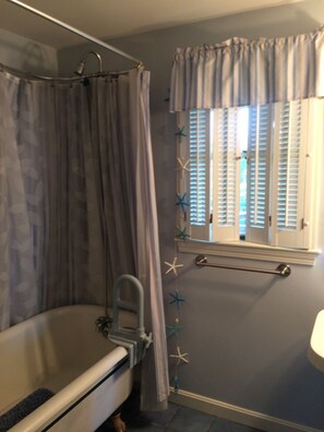 淋浴设施、吹风机、毛巾、卫生纸