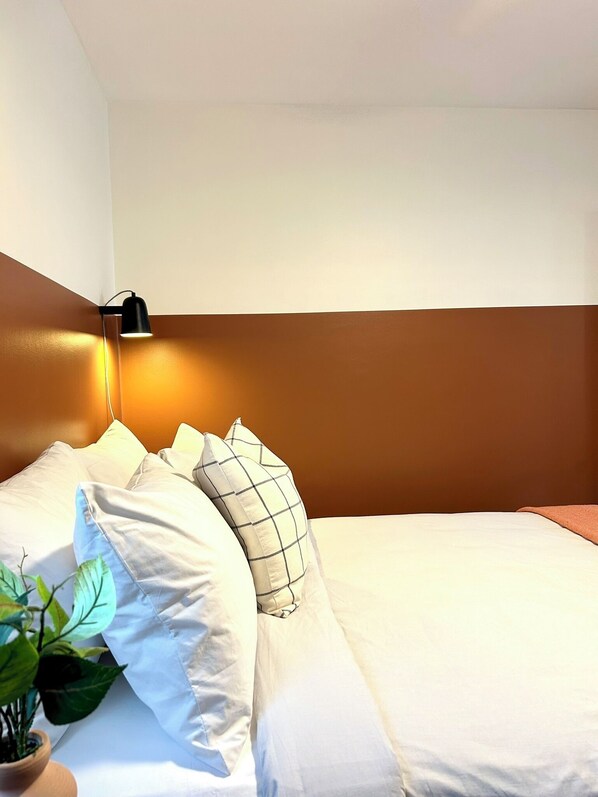 2 bedrooms, desk, iron/ironing board, WiFi