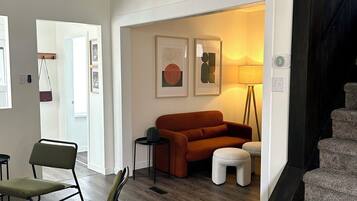 Televisor intel·ligent, llar de foc i futbolí