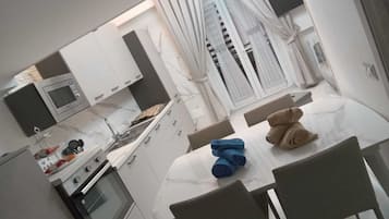 Appartamento Basic, balcone | Cucina privata | Frigorifero, microonde, forno, piano cottura