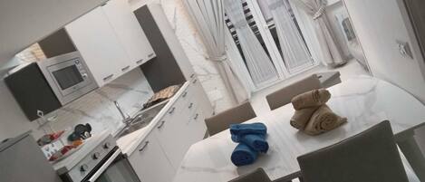 Basic-Apartment, Balkon | Eigene Küche | Kühlschrank, Mikrowelle, Ofen, Herdplatte