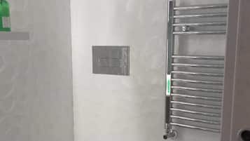 Appartamento Basic, balcone | Bagno | Doccia, asciugamani, sapone, shampoo