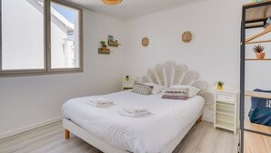 A bedroom with a bed, bedside tables, a hanging light, and a window. - La Maison Mi Pena - Arcachon basin (Arcachon)