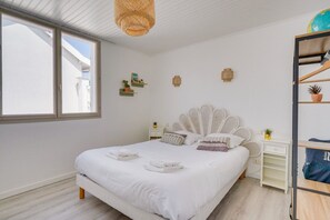 3 bedrooms, desk, iron/ironing board, free WiFi