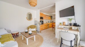 A compact living space with a kitchenette, a dining area, and a workspace. - La Maison Mi Pena - Arcachon basin (Arcachon)