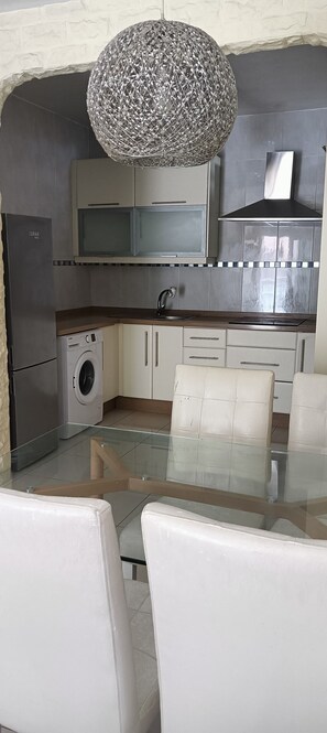 Kühlschrank, Ofen, Herdplatte, Wasserkocher mit Kaffee-/Teezubehör