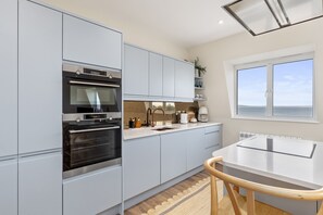 Dishwasher, cookware/dishes/utensils - No 10 Croft House (Tenby)