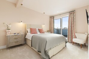 2 bedrooms, individually decorated, individually furnished, free WiFi - No 10 Croft House (Tenby)