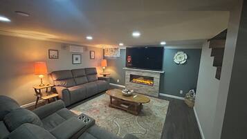 TV connectée, cheminée, livres