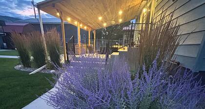 Spacious 5-bedroom house in beautiful Anaconda with Salt water Hot Tub