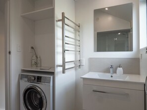 Shower, hair dryer - Tawa Retreat - Wellington Holiday Home (Wellington)