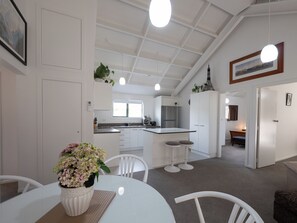 Dining - Tawa Retreat - Wellington Holiday Home (Wellington)