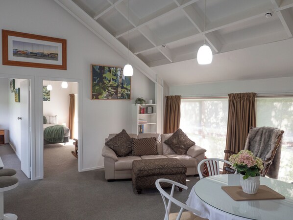 Interior - Tawa Retreat - Wellington Holiday Home (Wellington)