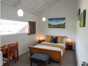 2 bedrooms, iron/ironing board, WiFi