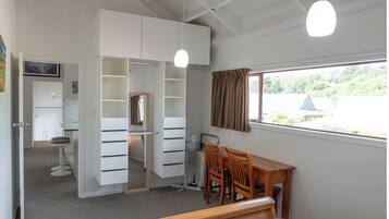 2 bedrooms, iron/ironing board, WiFi