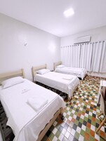 Escritorio y espacio para trabajar con laptop