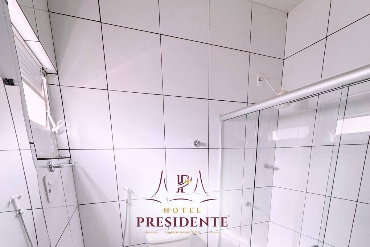 Quarto casal básico | Banheiro | Chuveiro, toalhas de banho, sabonete, papel higiênico