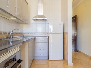 Kühlschrank, Mikrowelle, Ofen, Wasserkocher mit Kaffee-/Teezubehör