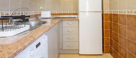 Réfrigérateur, four à micro-ondes, surface de cuisson, cafetiÚre-théiÚre