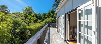 Nikau Grove - Onetangi Holiday Home