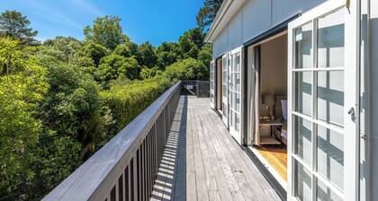 Nikau Grove - Onetangi Holiday Home