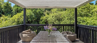 Nikau Grove - Onetangi Holiday Home