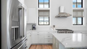 House (5 Bedrooms) | Interior