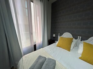 2 bedrooms, iron/ironing board, WiFi, bed sheets - Casa Cedro, unique style with free parking 200 meters from the Plaza del Pilar (Zaragoza)