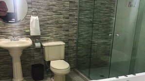 Deluxe Suite, City View | Bathroom - Hotel Fiesta Mexicana Pachuca (Pachuca)