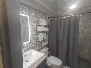 Toallas, jabón, shampoo, papel de baño