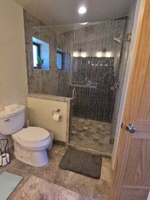 Haartrockner, Bidet, Handtücher, Seife