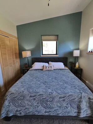 3 bedrooms, desk, travel crib, WiFi