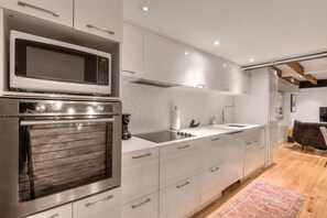 Wasserkocher mit Kaffee-/Teezubehör, Kühlschrank, Mikrowelle, Ofen