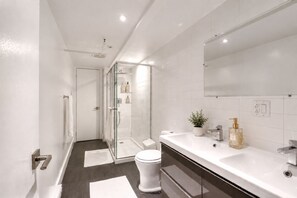 Douche, sèche-cheveux, serviettes fournies, savon