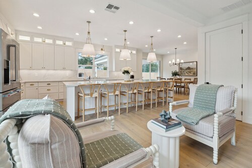 Luxury Villa with Huge Kitchen/ Hot Tub/ Barrel Sauna