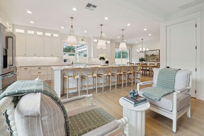 Luxury Villa with Huge Kitchen/ Hot Tub/ Barrel Sauna