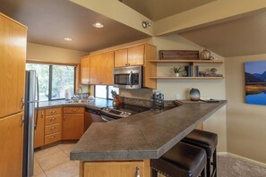 Een koelkast, een microgolfoven, een oven, een kookplaat