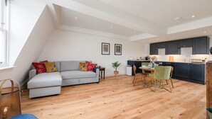 Un appartement moderne de style « loft » comprenant un coin repas, une cuisine et un espace de vie.