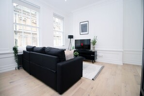 TV, fireplace - Bath Views at Kingsmead Flat (Bath)