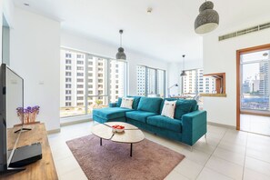 Appartement Confort, balcon, vue ville | Coin séjour | TV connectée de 50 pouces avec chaînes numériques