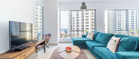 舒適公寓, 露台, 城市景 | 客廳 | 50 吋智能電視連數碼電視頻道