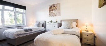 Spacious 4 Bed with Free Parking