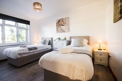 Spacious 4 Bed with Free Parking