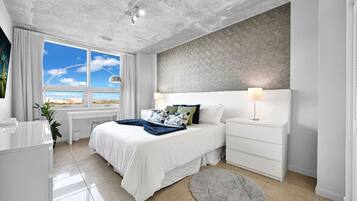 1 habitación, escritorio, tabla de planchar con plancha y cuna de viaje