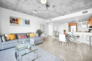 تلفزيون ذكي، تنس طاولة، ستيريو